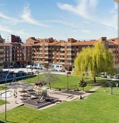 Local comercial en venta en León, San Pedro photo 0