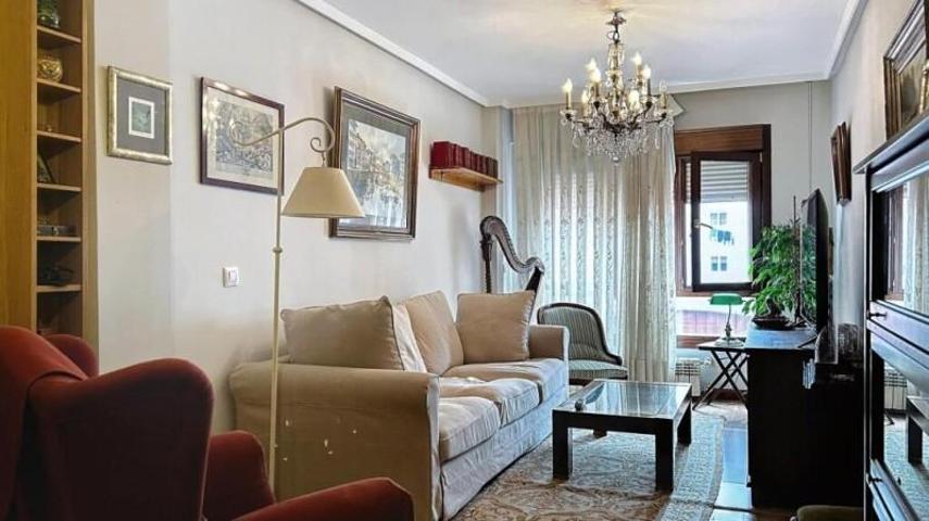 Piso en venta en Oviedo photo 0