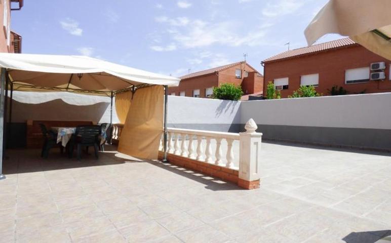 Adosada en venta en Chozas de Canales, Castilla la mancha photo 0