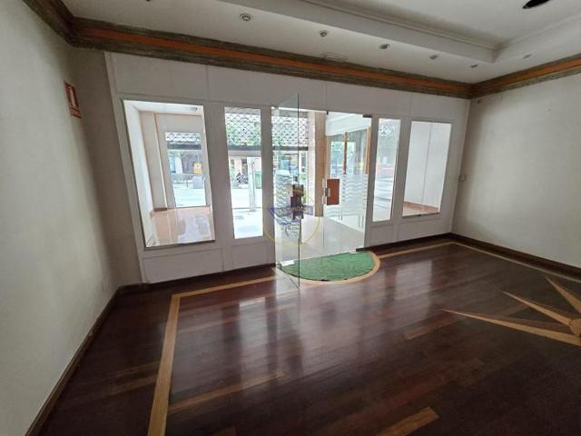 Local comercial en venta en Vigo, Avda. de Camelias photo 0