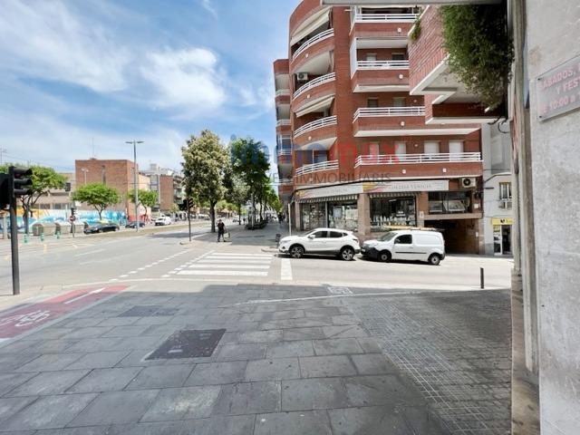 Local comercial en venta en Cornellà de Llobregat, Gavarra photo 0