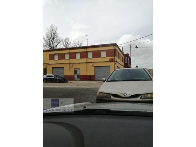 Edificio en venta en León photo 0