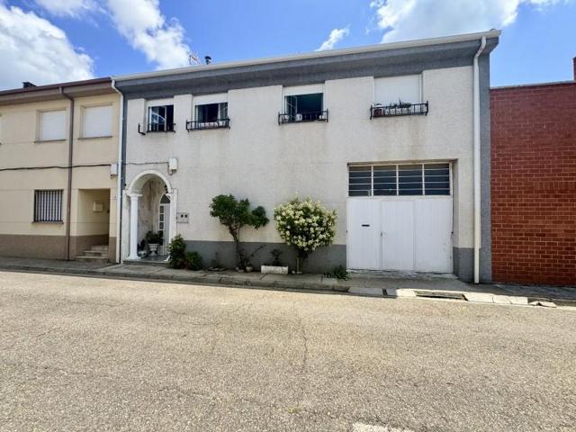 Casa en venta en Santa María del Páramo photo 0