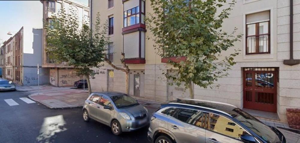 Local comercial en venta en León, San Pedro photo 0