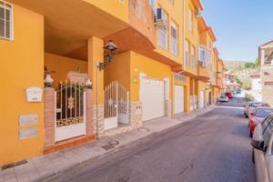 Adosada en venta en Pinos Genil, Carretera sierra photo 0