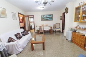 Piso en venta en Valencia, Torrefiel photo 0