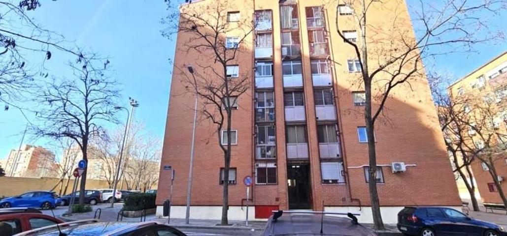 Piso en venta en Madrid, Calle Casarabonela, 28041 photo 0