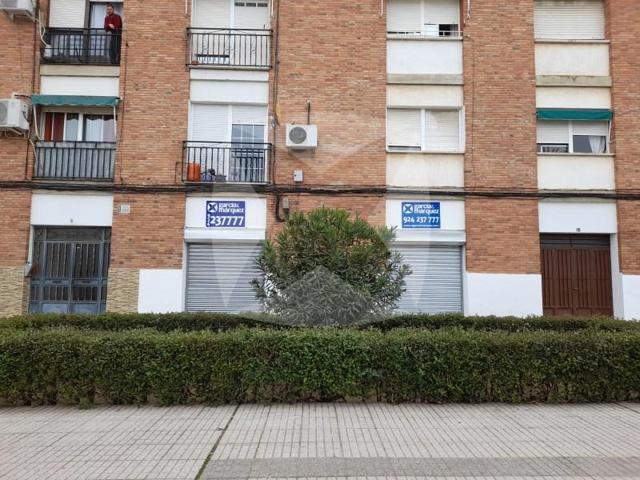 Local comercial en venta en Badajoz photo 0