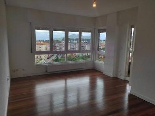 Piso en venta en Colindres photo 0