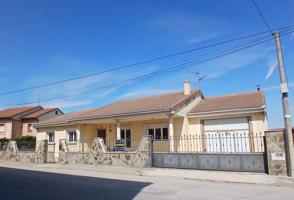 Chalet en venta en Gómezserracín, Gomezserracín photo 0