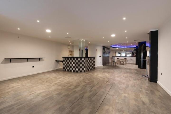 Local comercial en venta en Motril, Correos photo 0