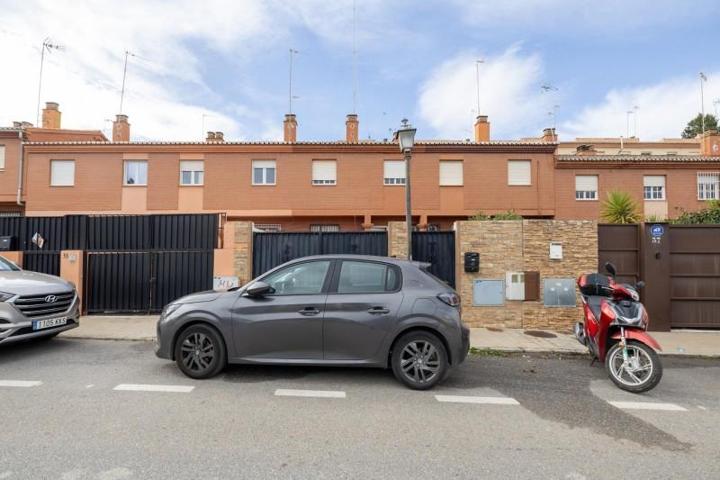 Adosada en venta en Huétor Vega, Los rebites photo 0