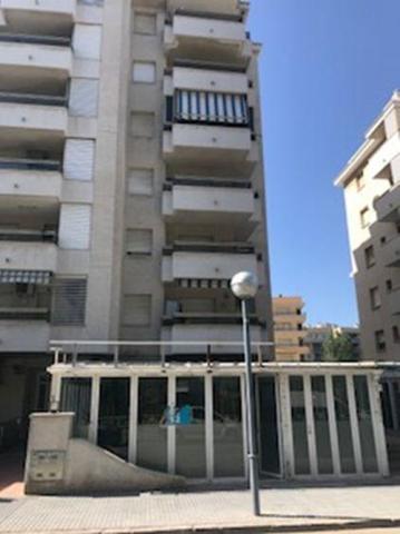 Local comercial en venta en La Pineda, Playa centro photo 0