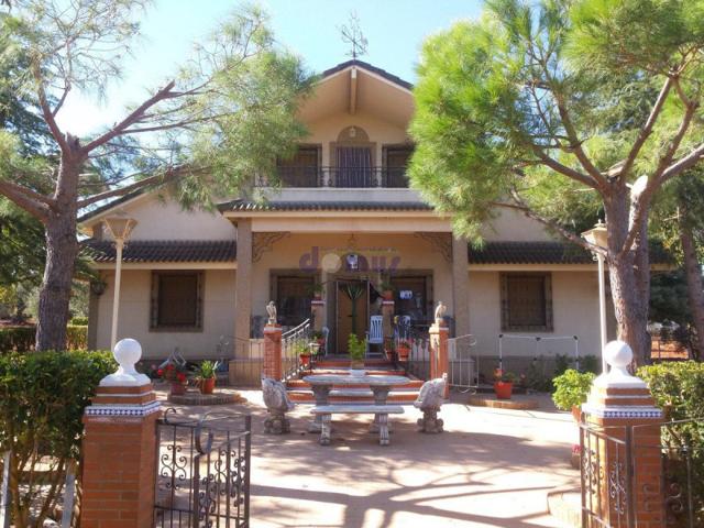 Chalet en venta en Almendralejo, Carretera Alange photo 0