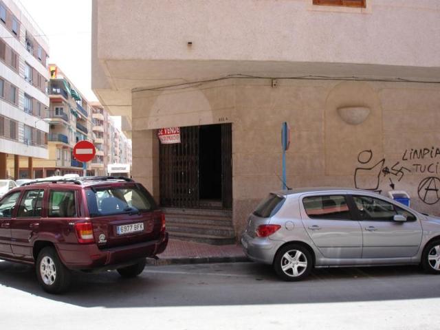 Local comercial en venta en Torrevieja photo 0