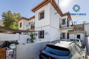 Adosada en venta en Peligros, Centro photo 0