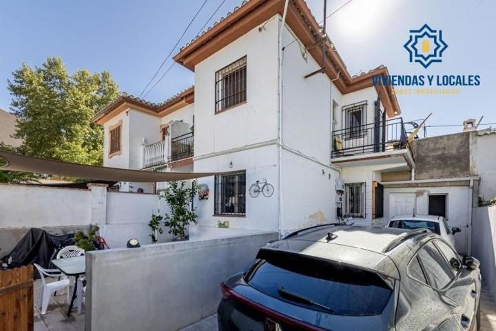 Adosada en venta en Peligros, Centro photo 0