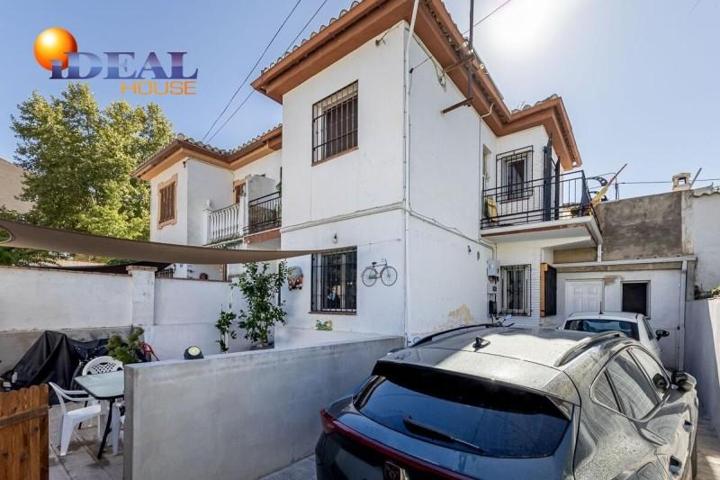 Adosada en venta en Peligros, Centro photo 0