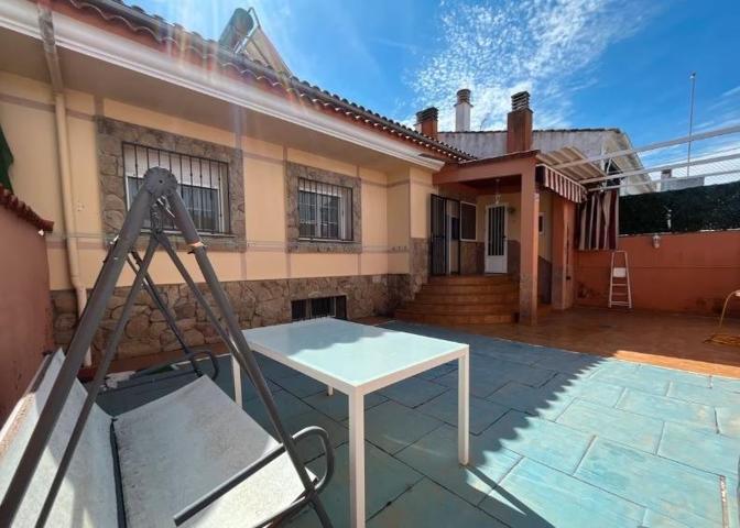 Adosada en venta en Malpartida de Plasencia, Casco urbano photo 0