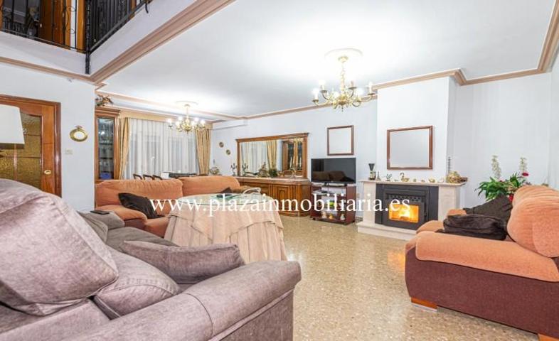 Chalet en venta en Lucena, Avenida de la Guardia Civil photo 0