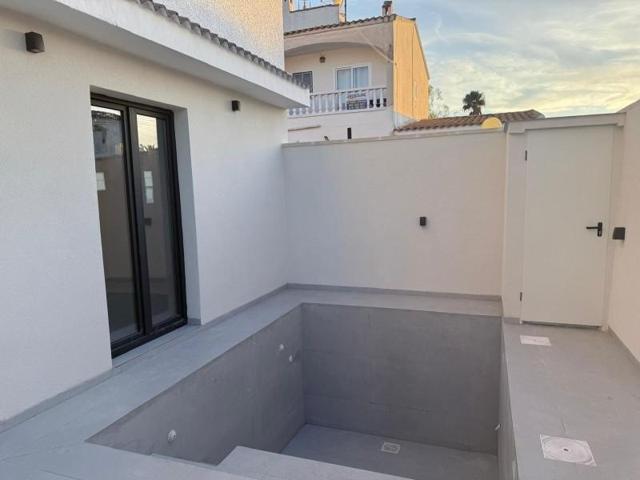 Bungalow en venta en Orihuela Costa, Campoamor photo 0