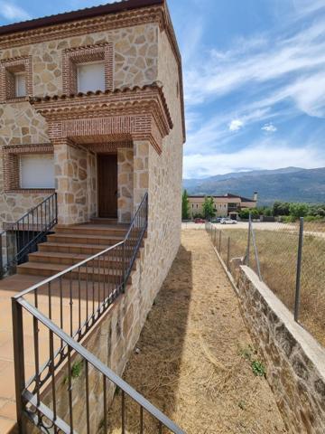 Adosada en venta en Navaluenga photo 0