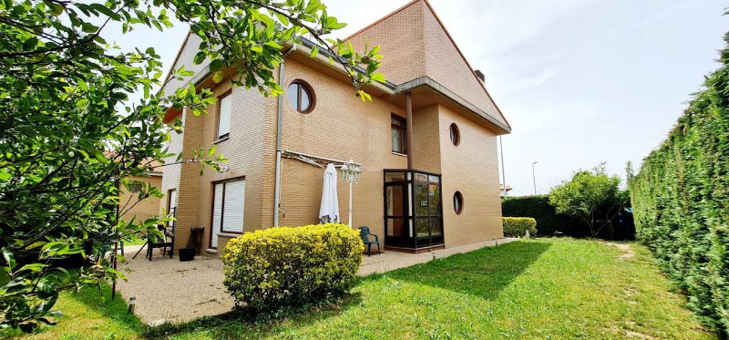 Chalet en venta en Santillana del Mar photo 0