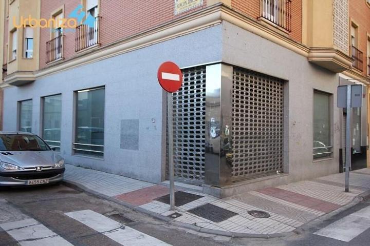 Local comercial en venta en Badajoz, Valdepasillas photo 0