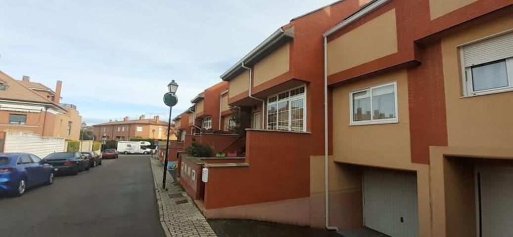 Chalet en venta en Fuensaldaña, Fuensaldana photo 0