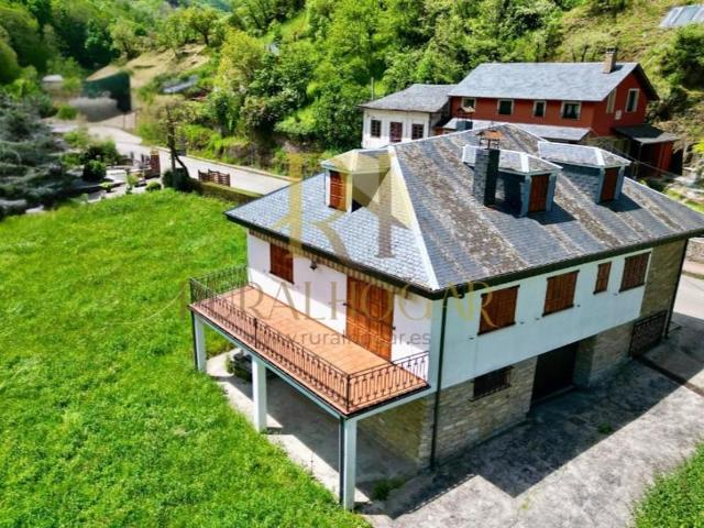 Casa en venta en Vega de Valcarce photo 0