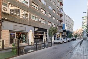 Local comercial en venta en Granada, Plaza De Gracia photo 0