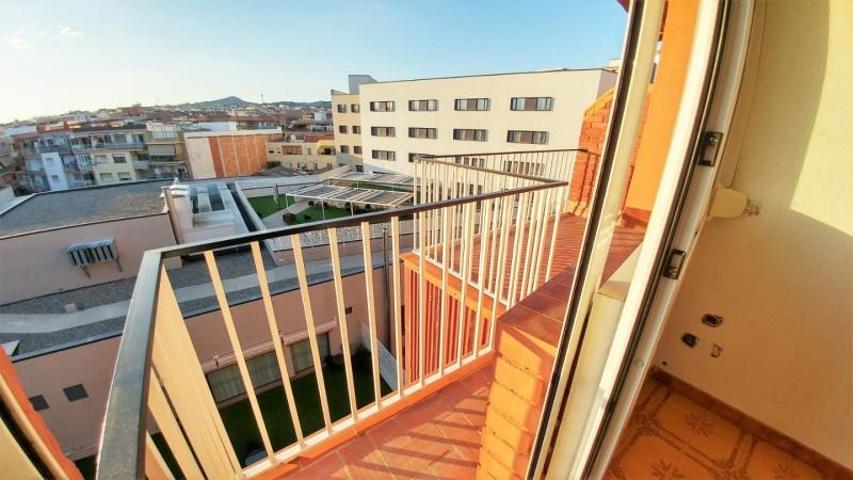Piso en venta en Cornellà de Llobregat photo 0