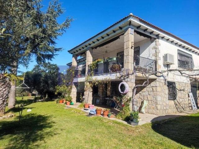 Casa con terreno en venta en Malpartida de Cáceres photo 0