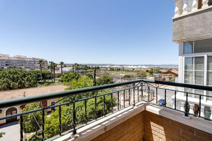 Piso en venta en Torrevieja, Baix Segura photo 0