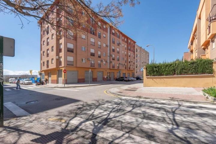 Piso en venta en Granada, La Chana photo 0