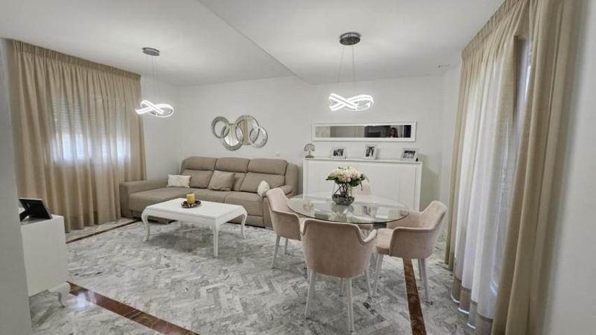 Adosada en venta en Los Barrios, Centro photo 0