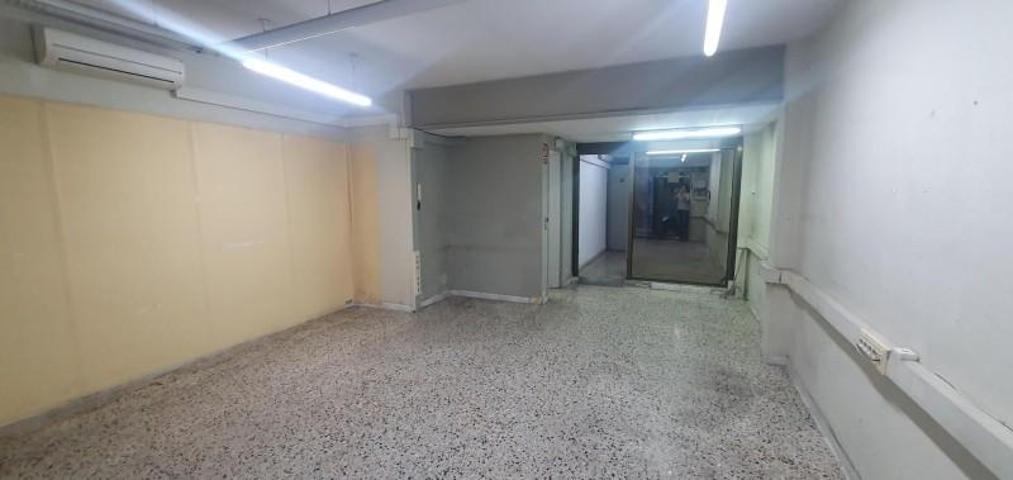Local comercial en venta en Barcelona, El Camp de l´Arpa del Clot photo 0