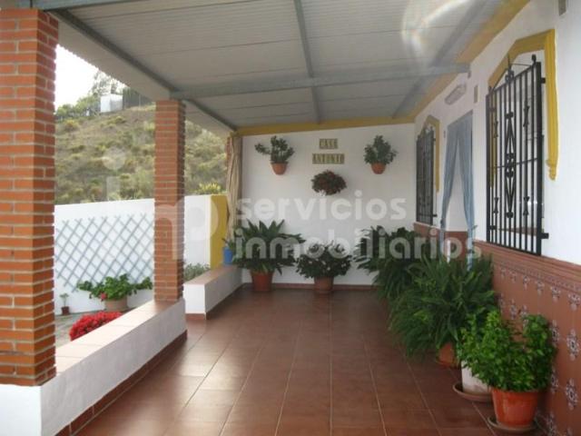 Casa con terreno en venta en Viñuela photo 0