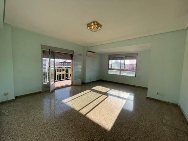 Piso en venta en Valencia, Campanar photo 0