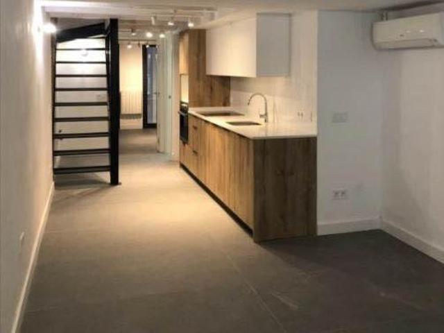 Planta baja en venta en Barcelona, El Raval photo 0