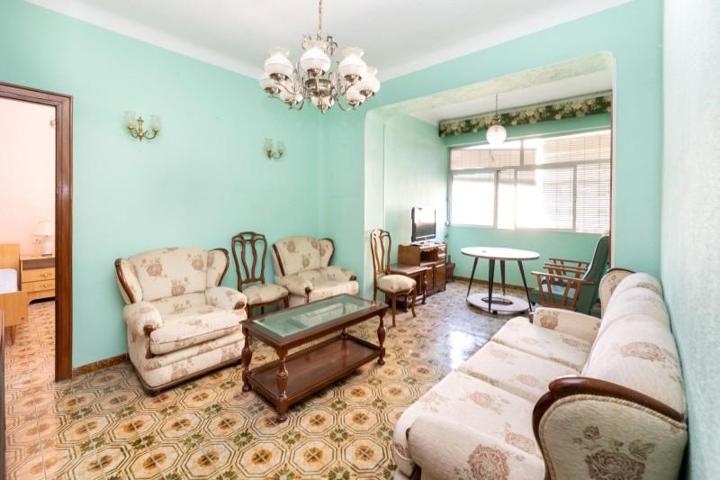 Piso en venta en Granada, Constitucion photo 0