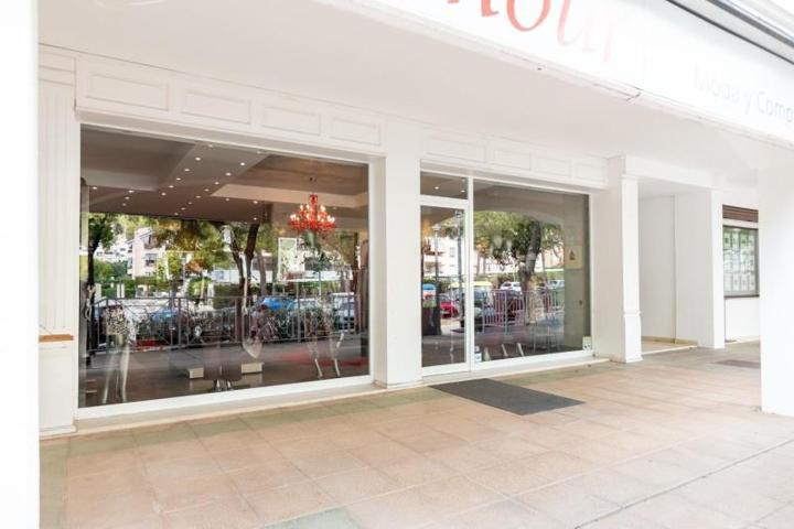 Local comercial en venta en Calvia, Peguera photo 0