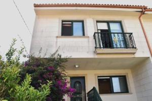 Adosada en venta en Ribeira photo 0