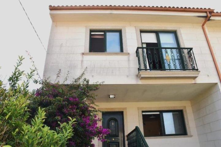 Adosada en venta en Ribeira photo 0