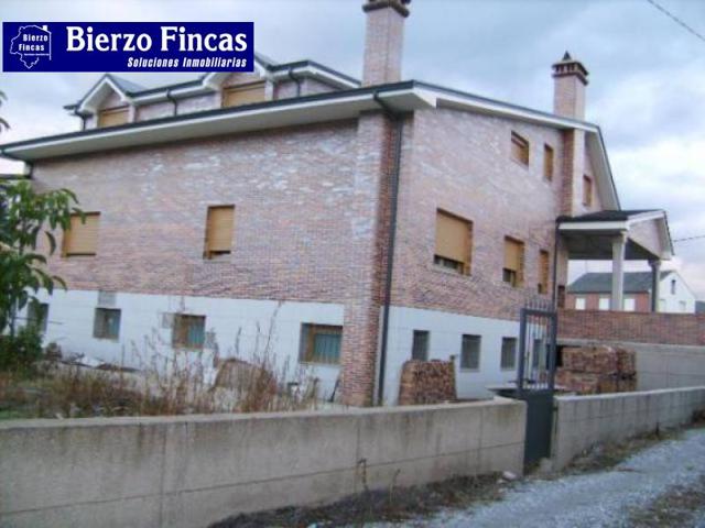 Chalet en venta en Ponferrada, Dehesas photo 0