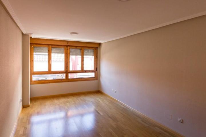 Piso en venta en León, Centro photo 0