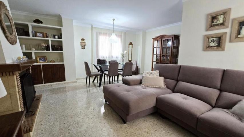 Adosada en venta en La Línea de la Concepción, Plaza de toros photo 0