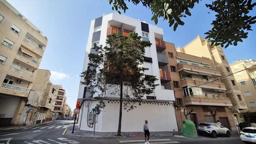 Local comercial en venta en Torrevieja, Parque de las Naciones photo 0