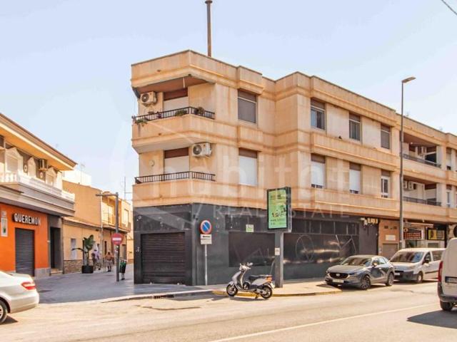 Local comercial en venta en Los Montesinos photo 0