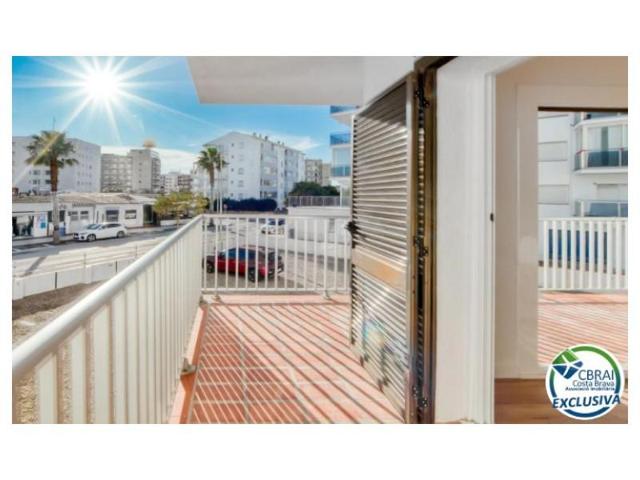 Piso en venta en Roses photo 0